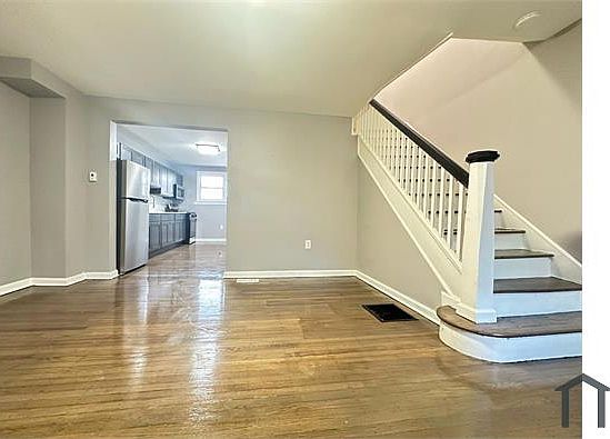 3rd image of 1114 E Stafford St