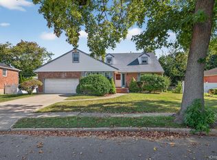 58 Sudbury Ln, Westbury, NY 11590