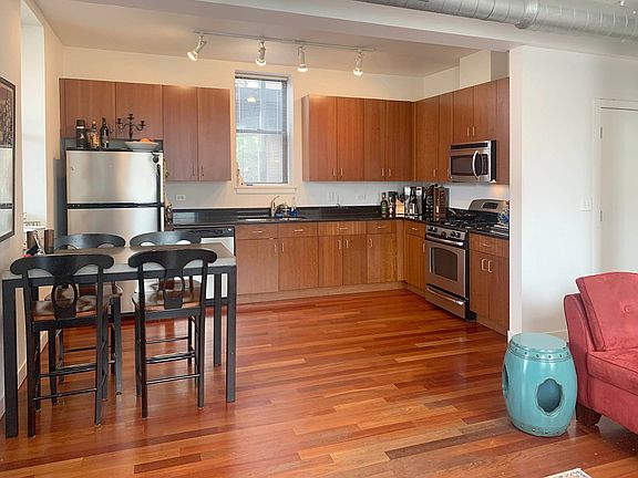 5th image of 1116 N Wood St #1R