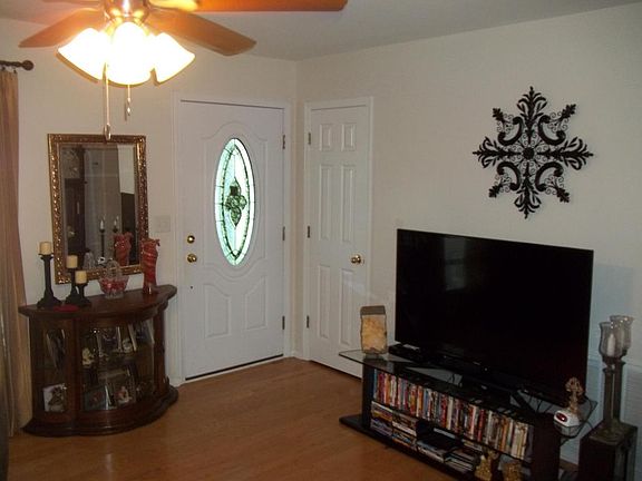 3rd image of 718 Appletree Ln