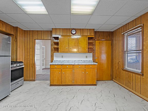 4th image of 108 Reeves St