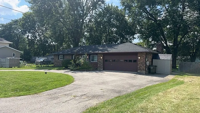 3 bed, 1.0 bath, 1261 sqft, $1,750 — Photo 2