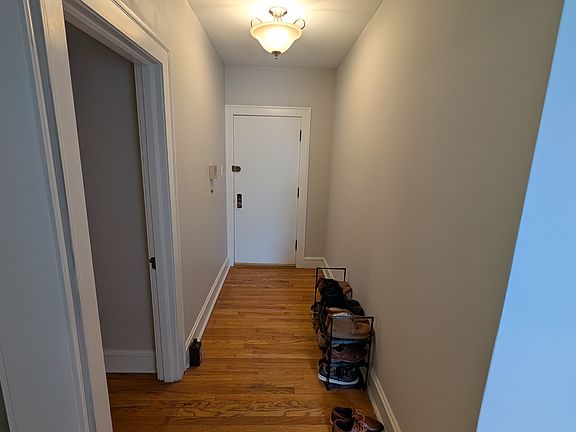 3rd image of 1616 W Cornelia Ave #2