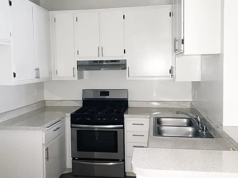 Lakeview — Photo 1