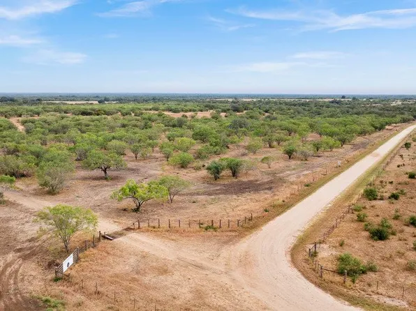 6 County Road 171, Nixon, TX 78140