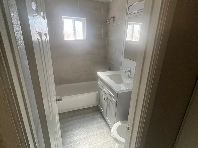 4875 Franklin Ave — Photo 6
