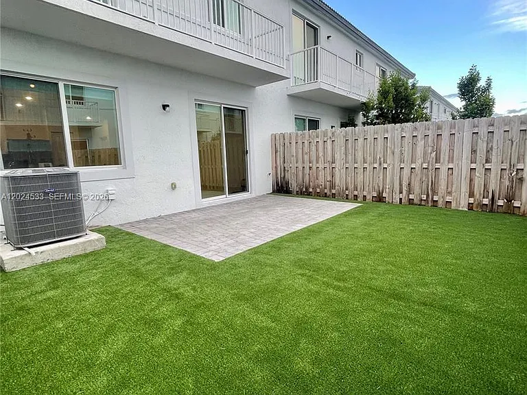 708 SE 13th Ct — Photo 1