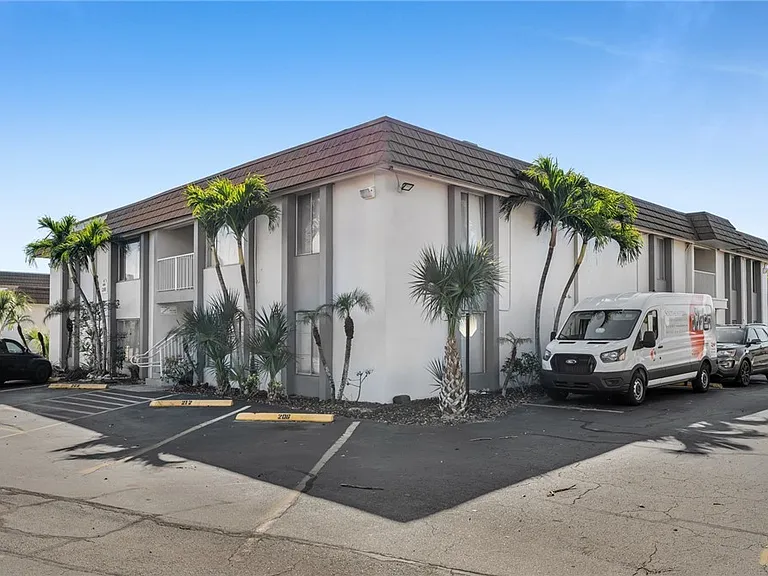 1830 Maravilla Ave #804 — Photo 29