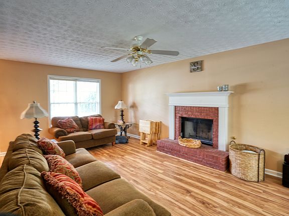 3rd image of 285 Grayson Manor Dr