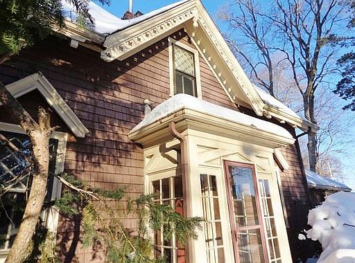 2nd image of 301 Common St