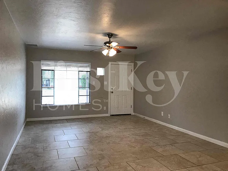 1507 W Berridge Ln — Photo 2