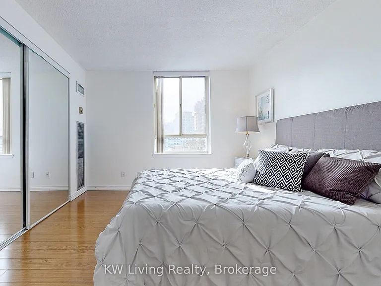 633 Bay St #814 — Photo 30