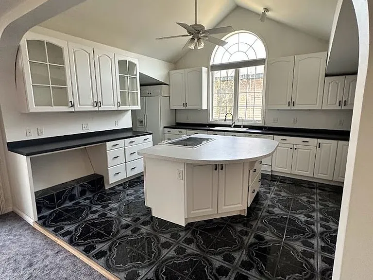 1007 Dewey Ave NE — Photo 3