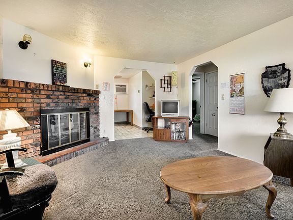 2nd image of 2317 Hillcrest Ln