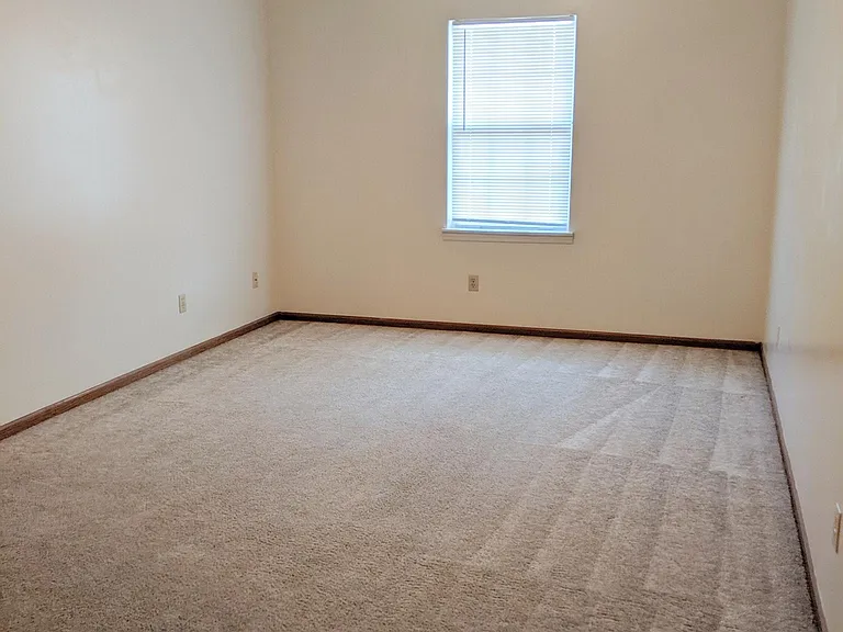 704 S Sheridan St — Photo 2
