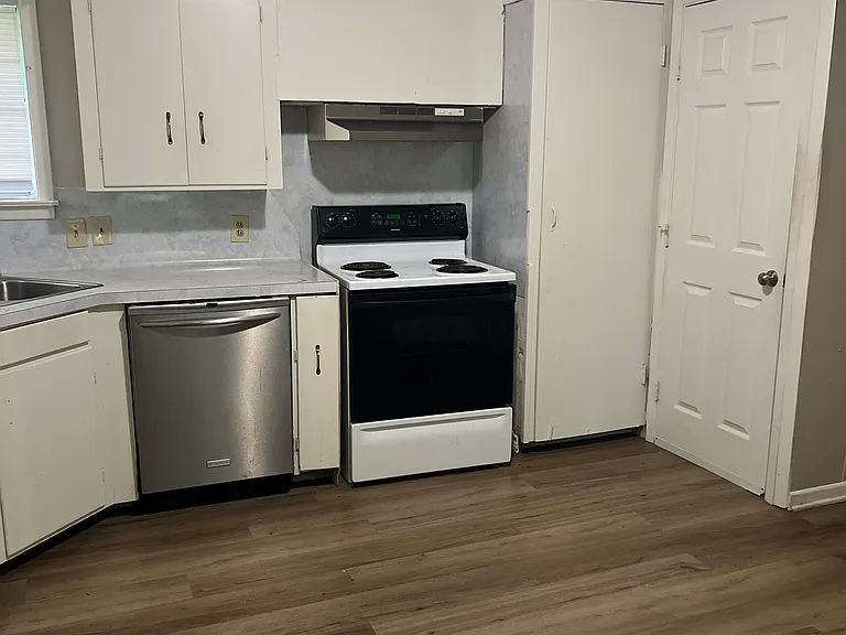 1212 N Hackberry Ave — Photo 9