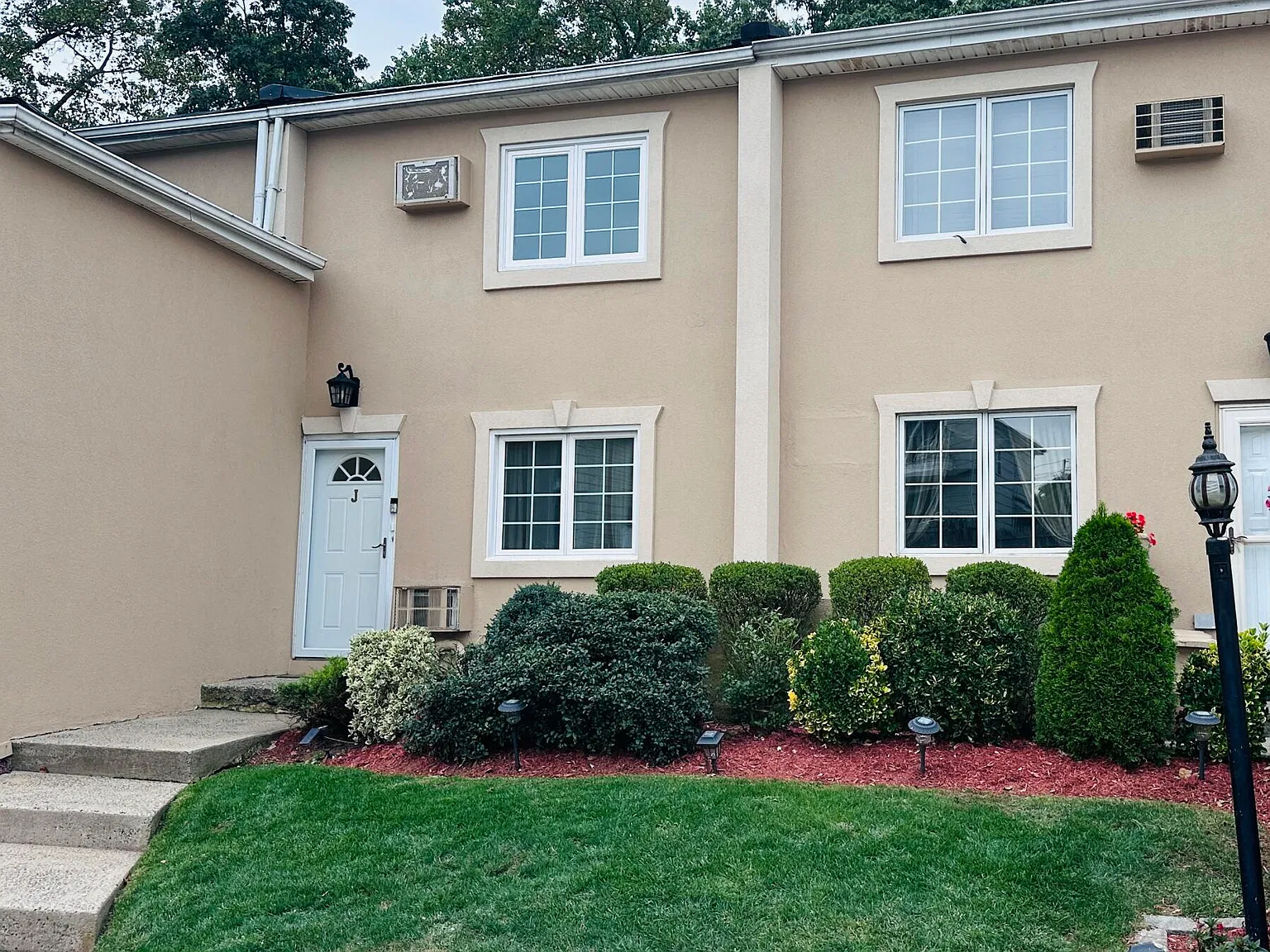 2 bed, 1.0 bath, 524 sqft, $2,300 — Photo 2