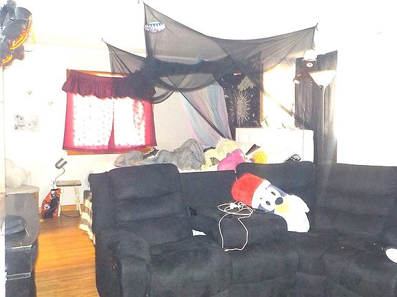 4th image of 44 Peckham St