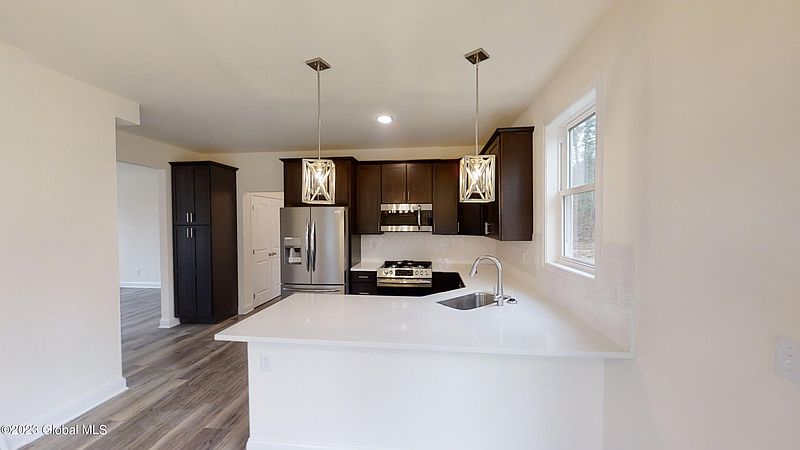 5th image of 52 Huntington Way