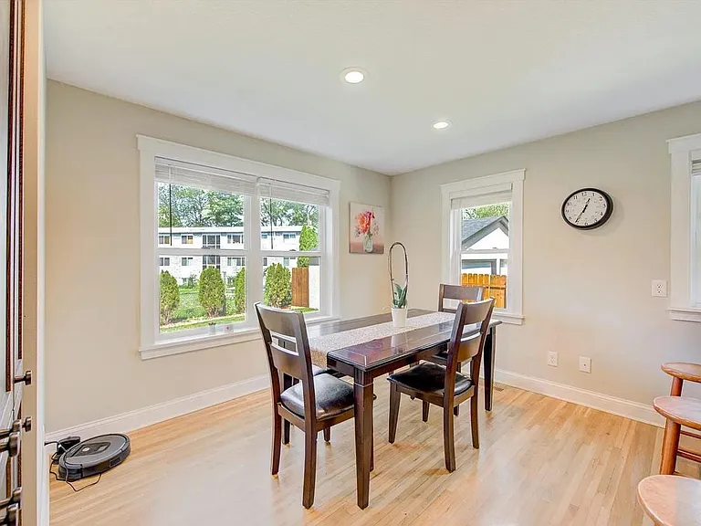 2531 Maple Ln W — Photo 7