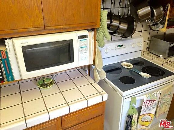 5th image of 9649 Lemona Ave