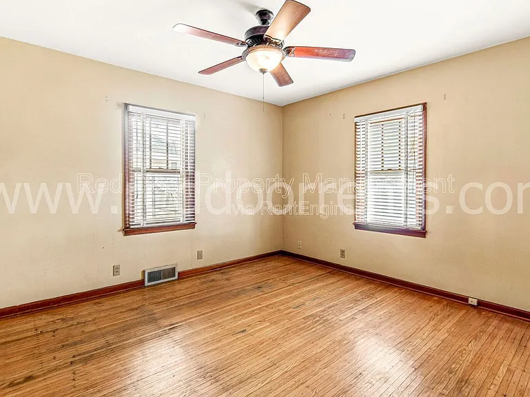 328 N Post Rd — Photo 12