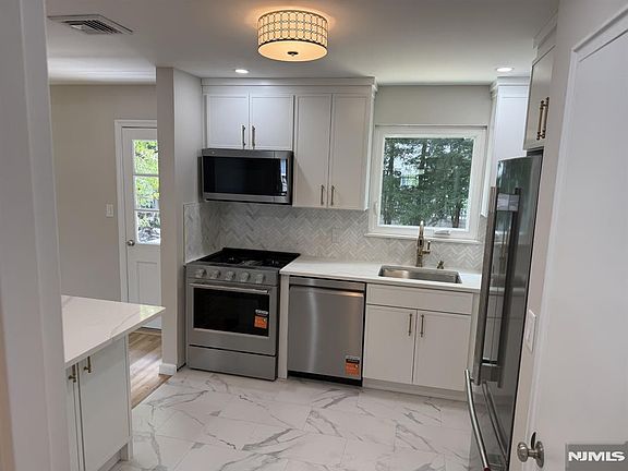 4th image of 16 Valley Brook Dr