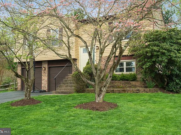 3rd image of 39 Hershey Ct