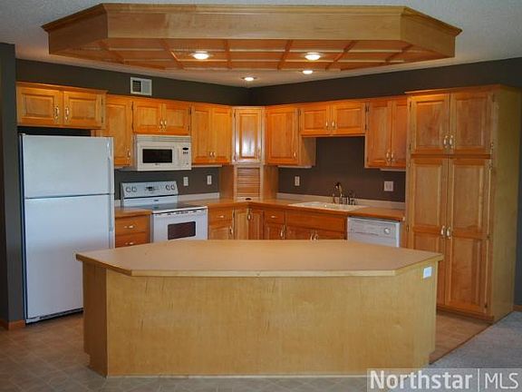 5th image of 702 Danube Cir NE