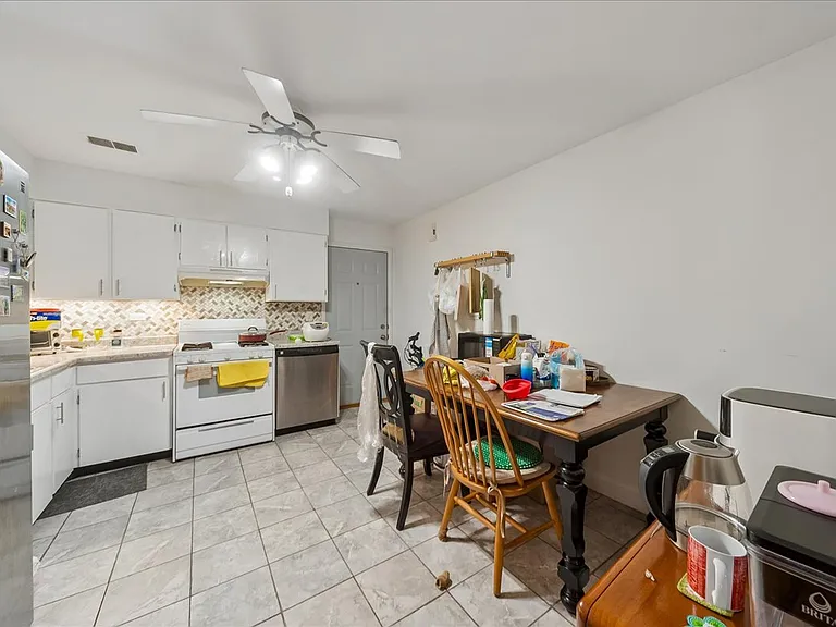 235 W Johnson St #1B — Photo 10