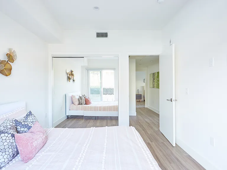 1515 Colby Ave — Photo 10