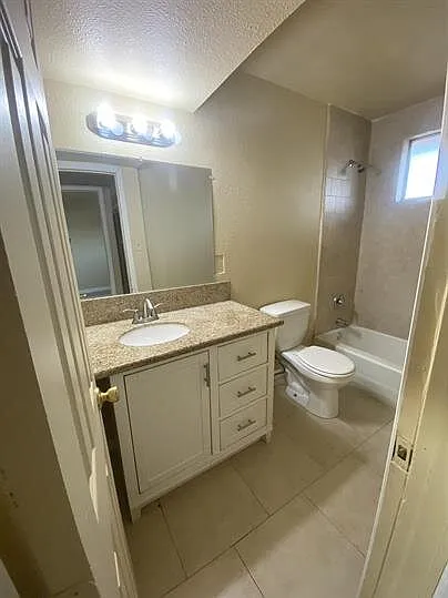 1700 Lincoln St #3 — Photo 4