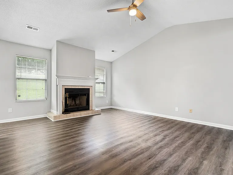 1023 Willow Creek Cir — Photo 3