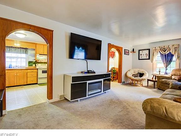 3rd image of 924 16th St NE