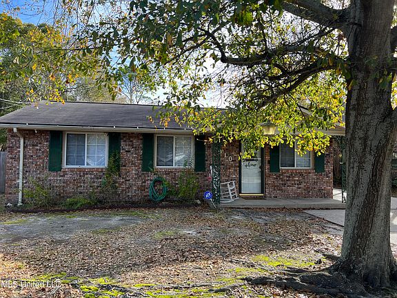 3rd image of 910 Belair St