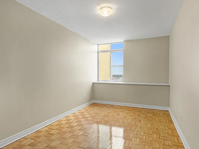 211 Wurtemburg St — Photo 39