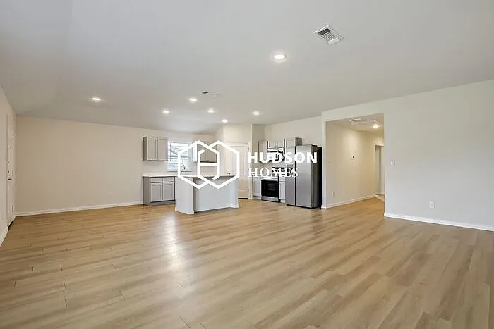 3 bed, 2.0 bath, 1600 sqft, $1,605 — Photo 4