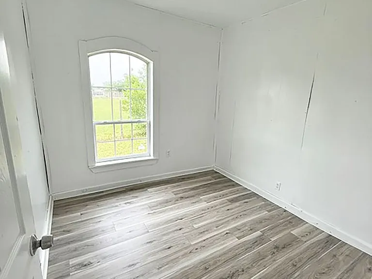 108 W Walnut St — Photo 6