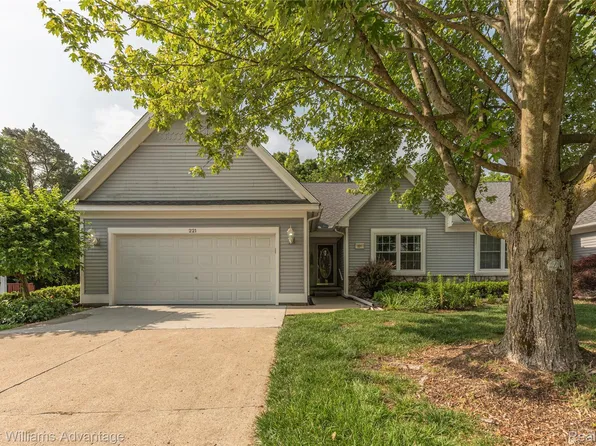 221 Victoria Park Ct, Howell, MI 48843