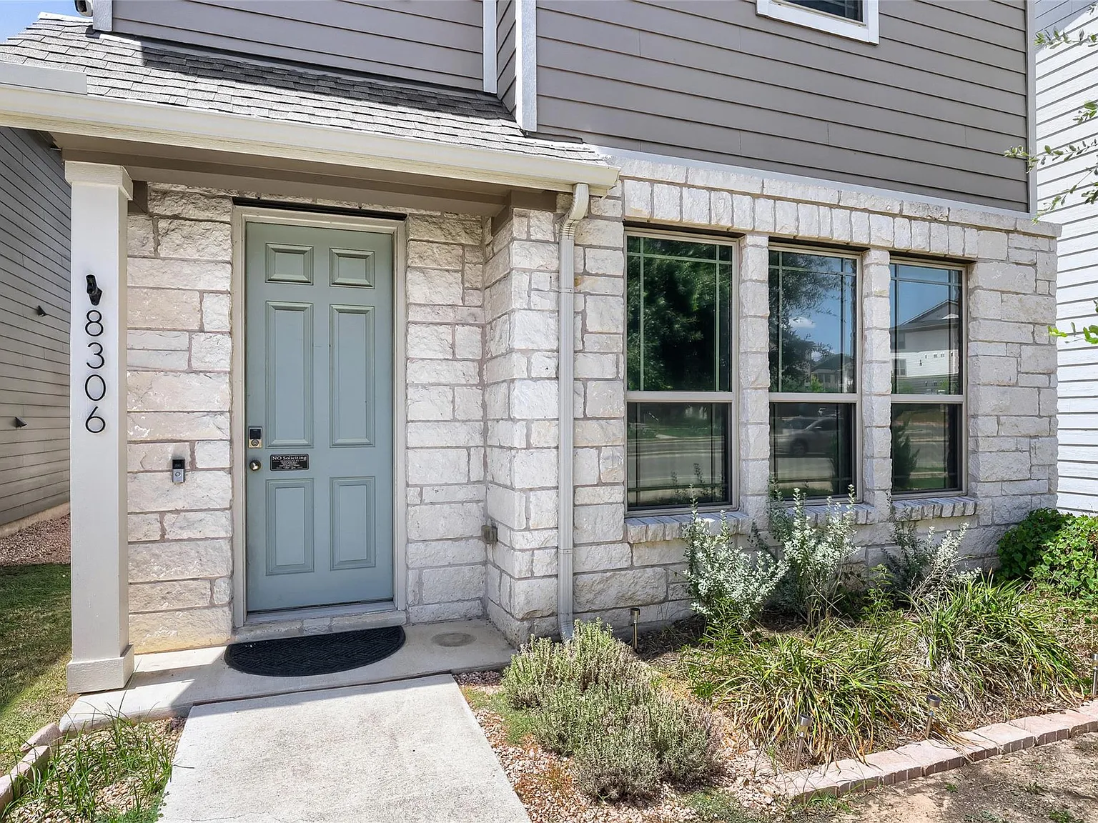 2 bed, 2.0 bath, 1422 sqft, $2,000 — Photo 2