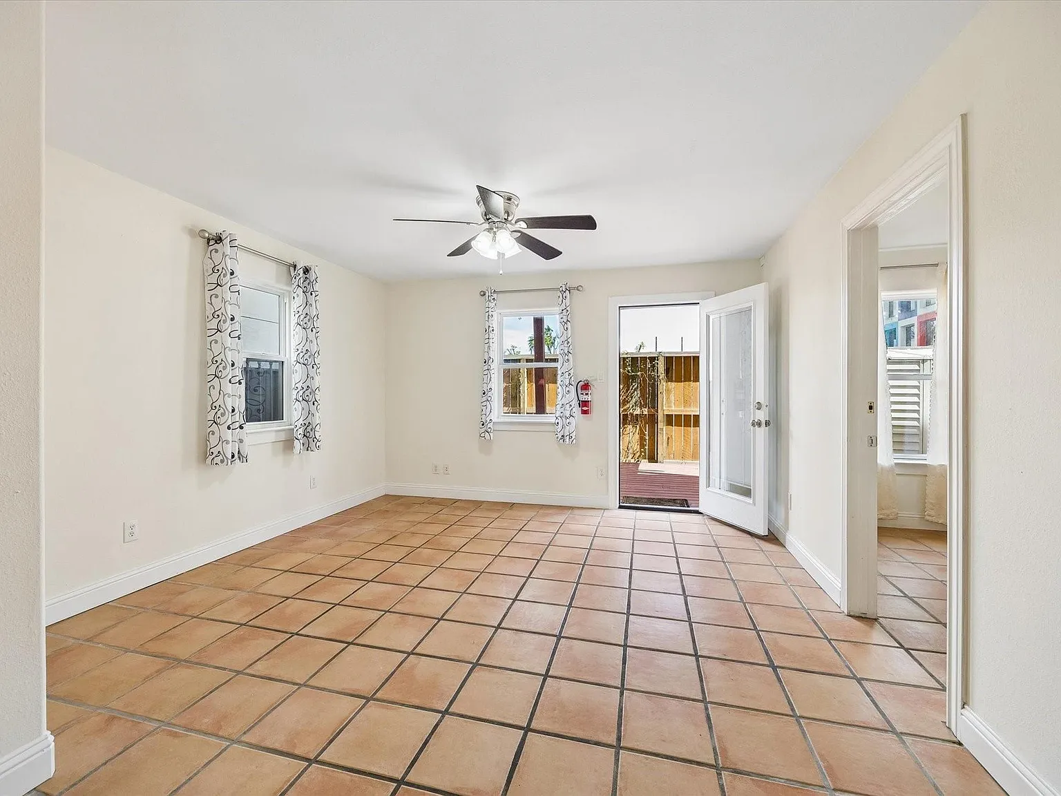 3 bed, 3.0 bath, 2641 sqft, $3,500 — Photo 2