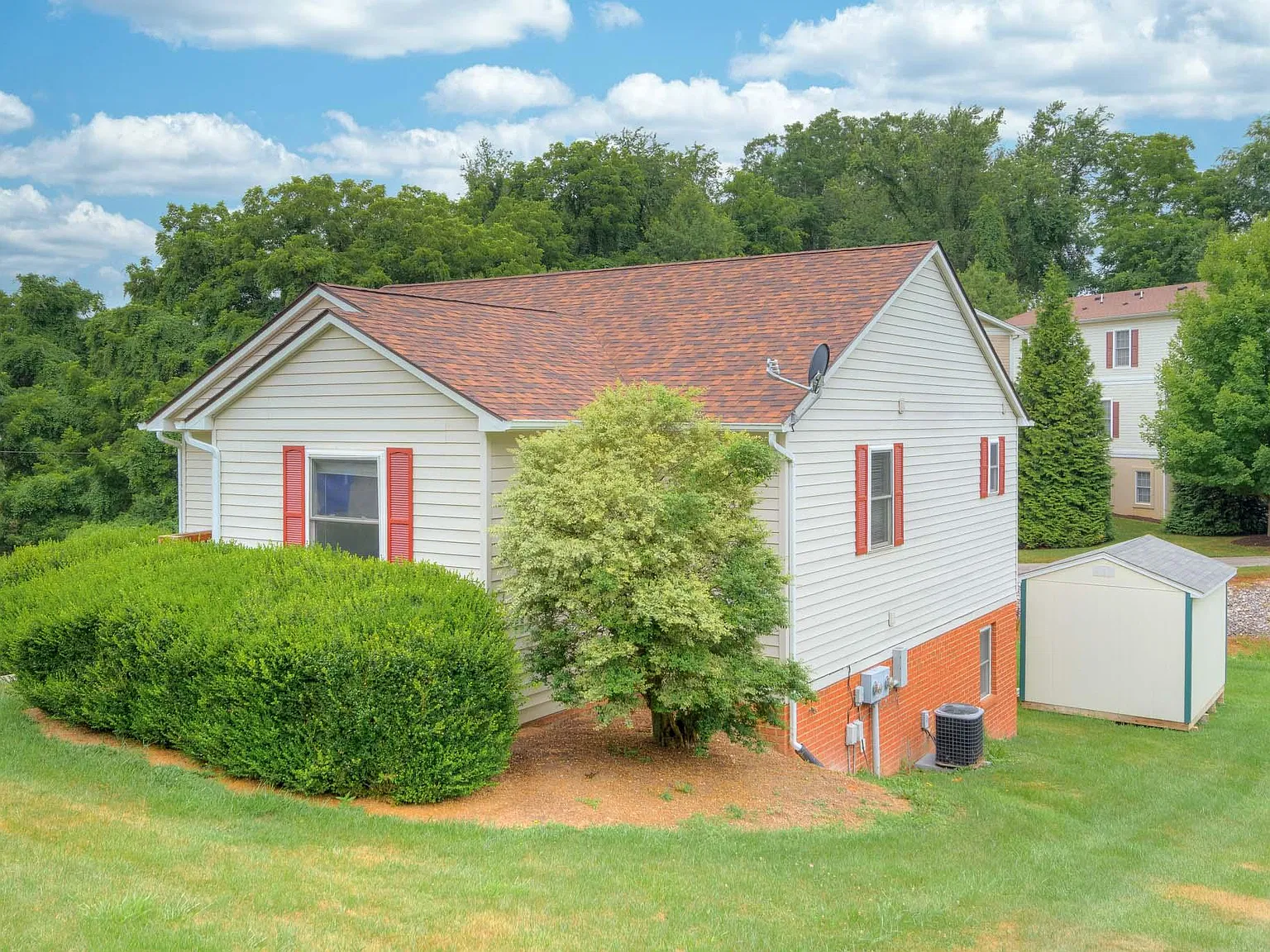 3 bed, 1350 sqft, $2,475 — Photo 3