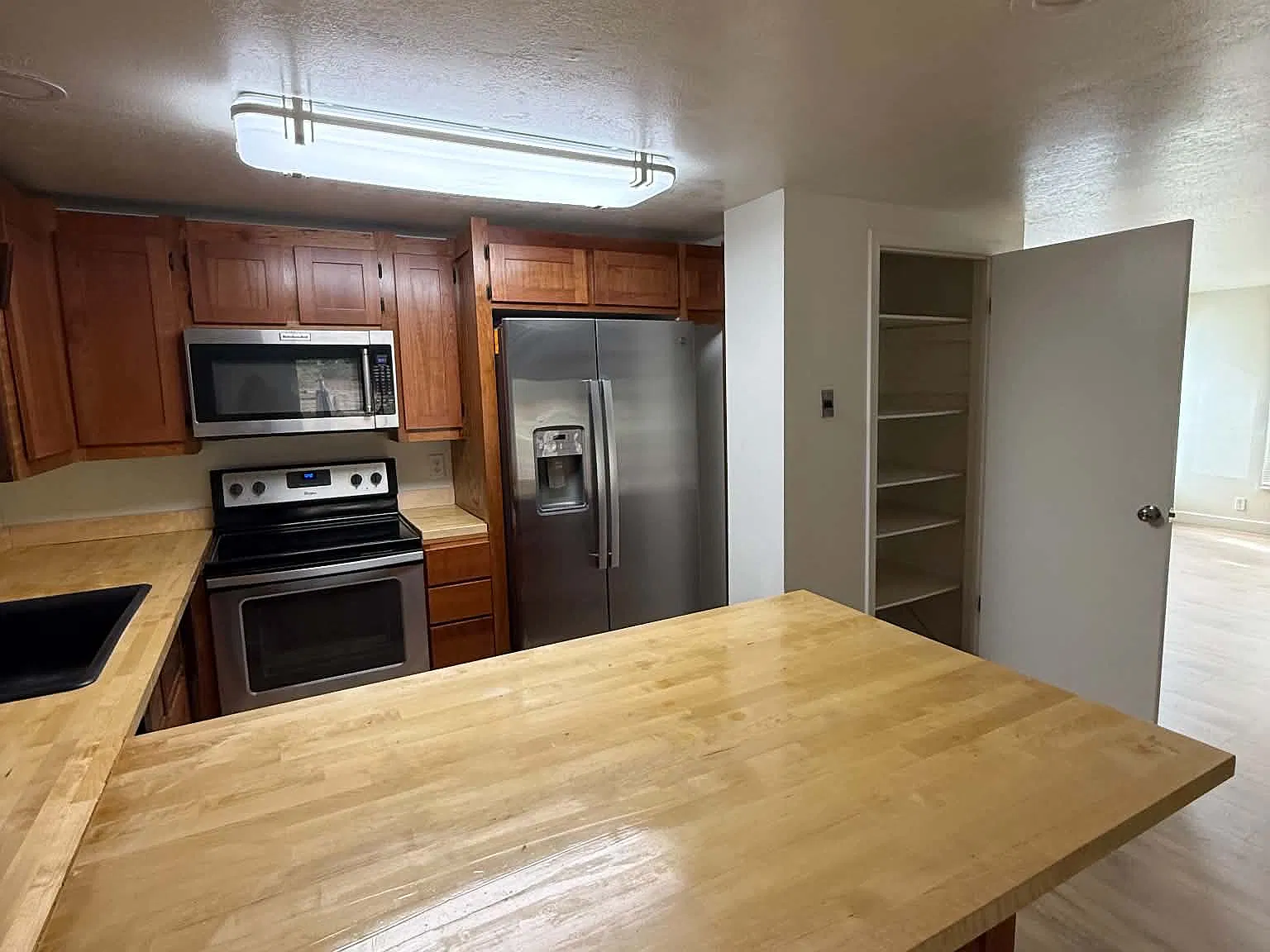 5 bed, 2.5 bath, 2600 sqft, $2,950 — Photo 3