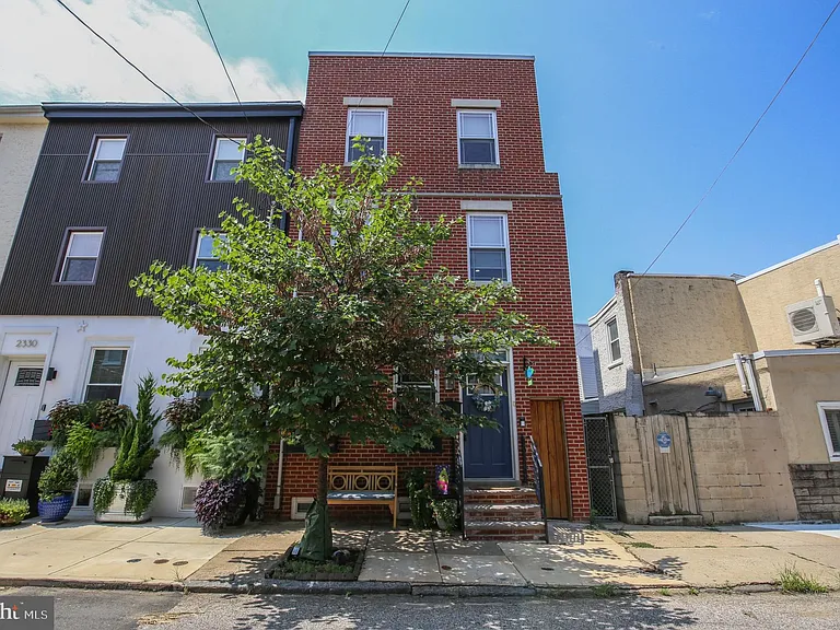 2328 E Fletcher St — Photo 49