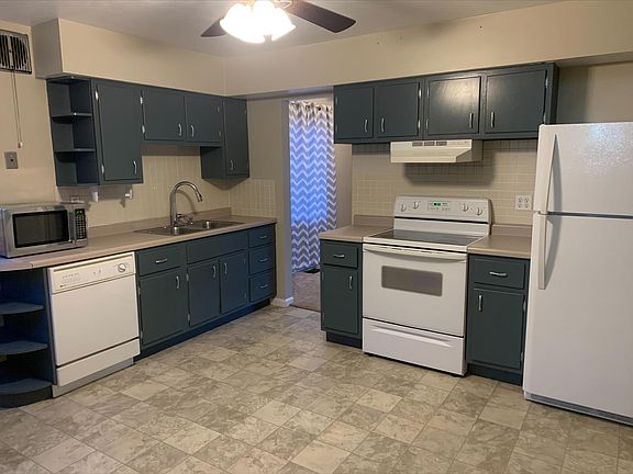 Kitchen with plenty of space and backsplash