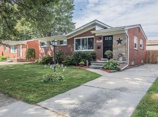 31237 Arrowhead St, Saint Clair Shores, MI 48082