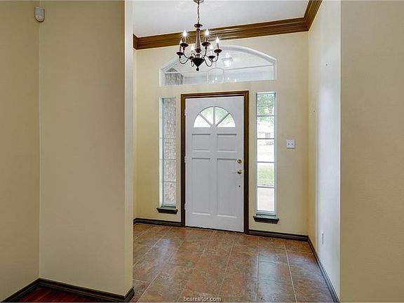 3rd image of 1717 Laura Ln