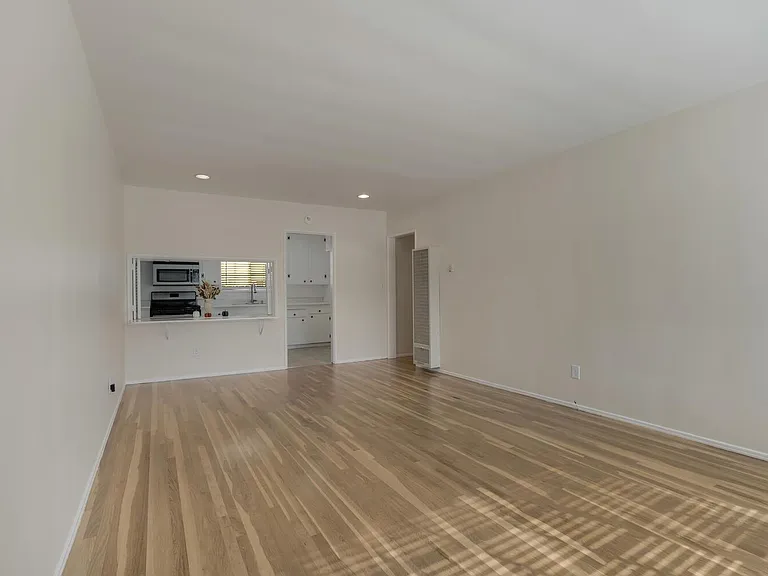 5534 1/2 Kester Ave #5534-1/2 — Photo 3
