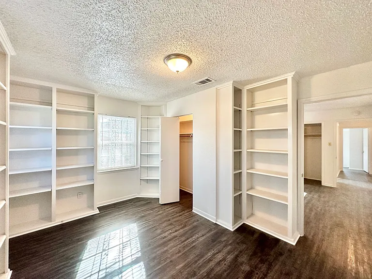 1501 Farhills Dr — Photo 39