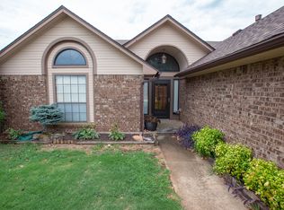 2208 NE 10th St, Moore, OK 73160